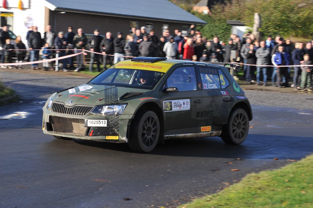 Rally bil i aktion